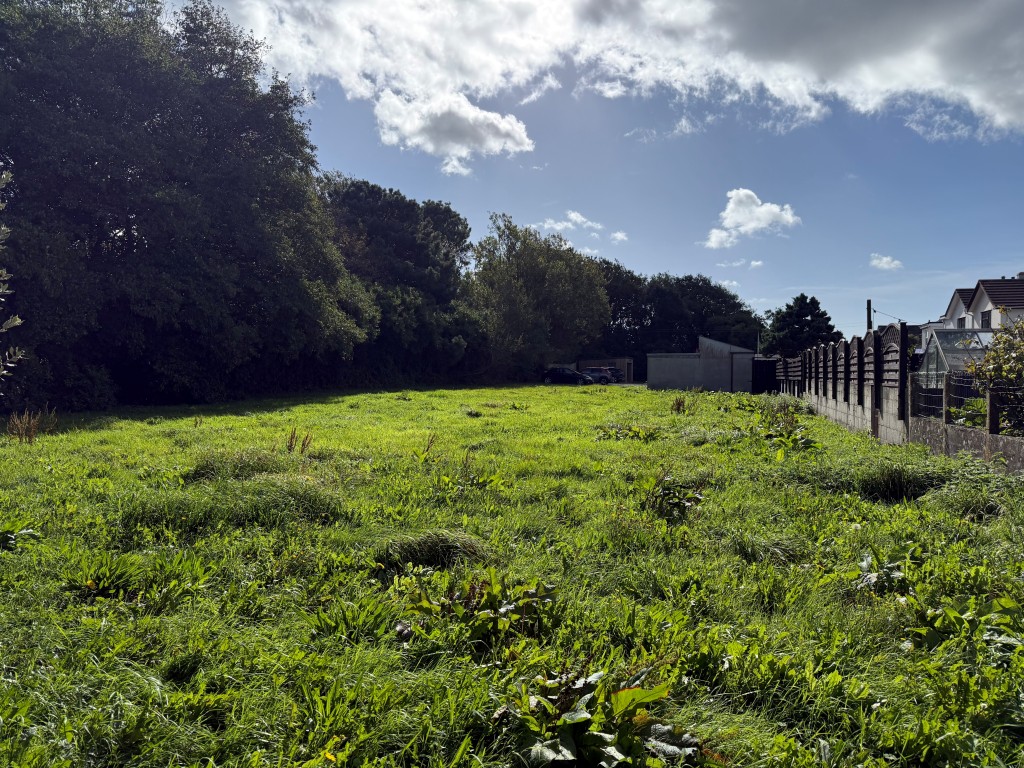 Lot: 50 - HARDSTANDING AREA AND LAND - Open green area with hardstanding area in the distance